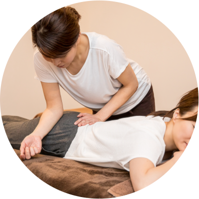 女性講師によるマッサージ講習